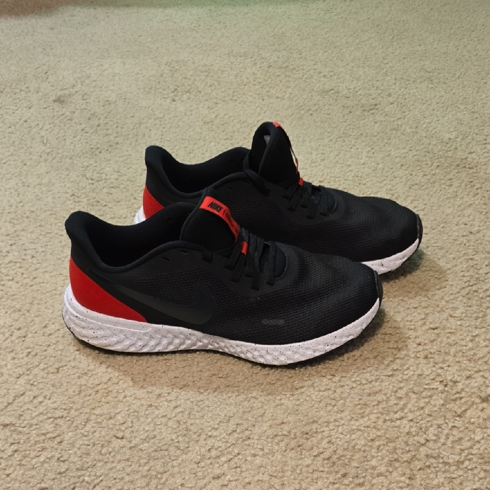 Nike Black and Red Athletic Shoes - Picture 2 of 7